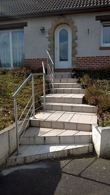 Installation d'une rampe extérieur en inox sur mesure fixé sur platine.