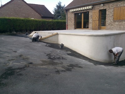 Fourniture et pose de carrelage extérieur ainsi que différentes finitions comme un enduit ciment blanc pour la périphérie de cette terrasse.